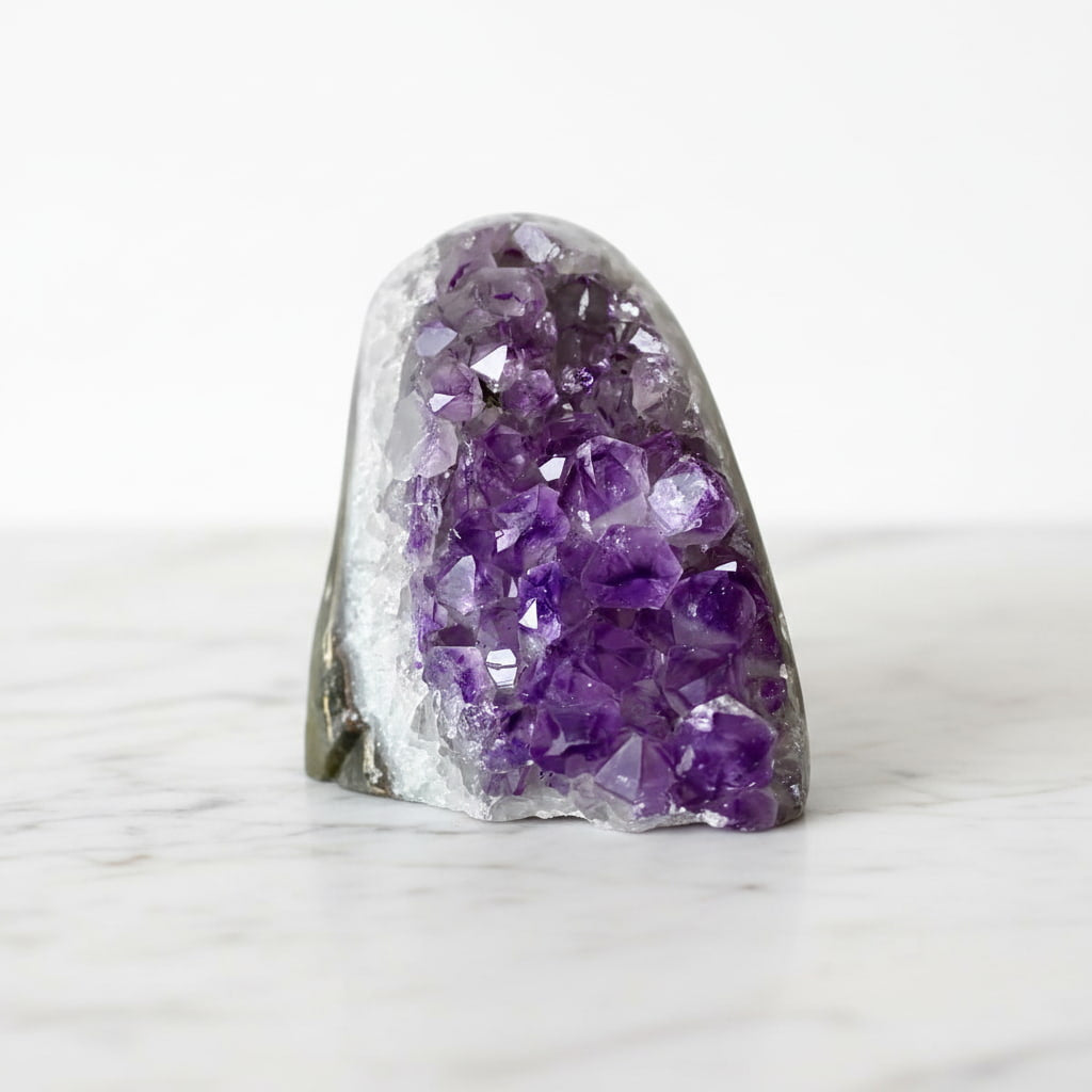 Amethystdruse – Spirituelle Begleiterin für Harmonie CrystalScents