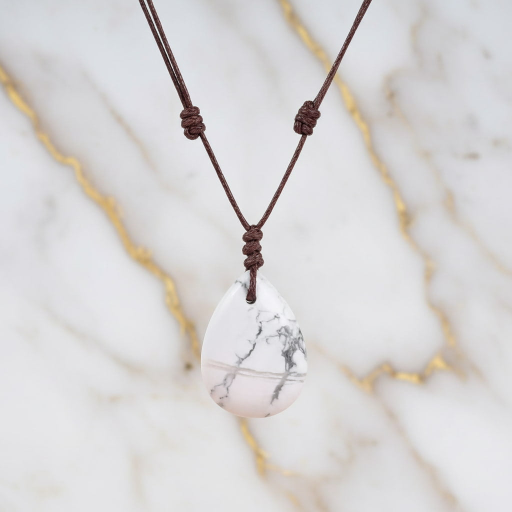 Howlit Halskette – Tropfenförmiger Anhänger für Ruhe & Gelassenheit CrystalScents