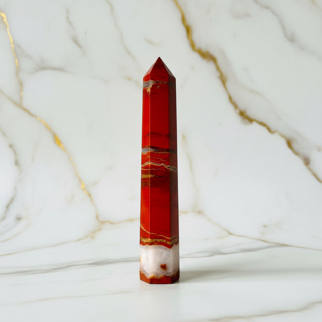 Roter Jaspis Obelisk – kraftvolle Erdenergie für Stabilität und Fokus CrystalScents