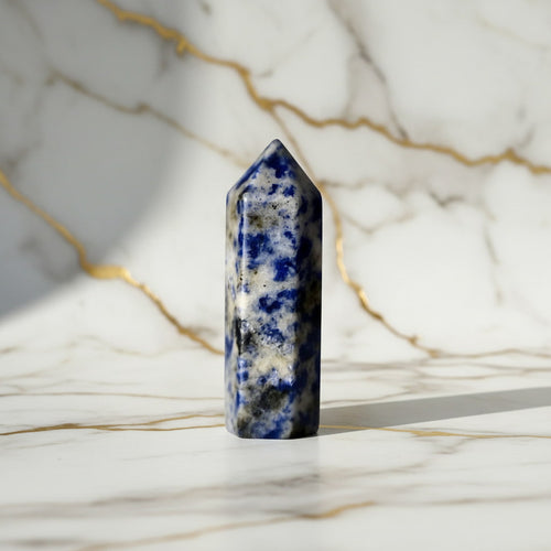 Mini Sodalit Obelisk - Tiefblaues Wunderwerk CrystalScents