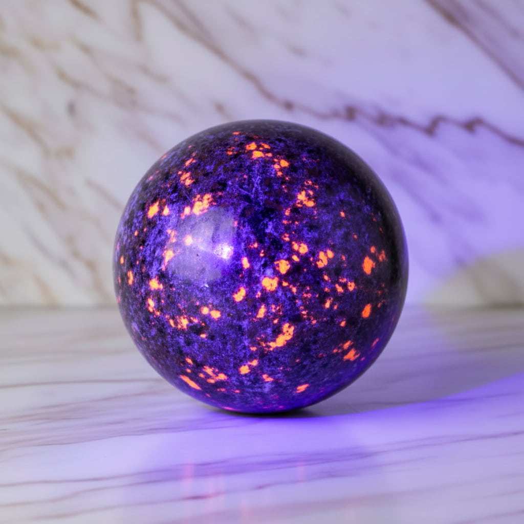 Sehr große Flammenstein Kugel - UV-reaktives Meisterwerk CrystalScents