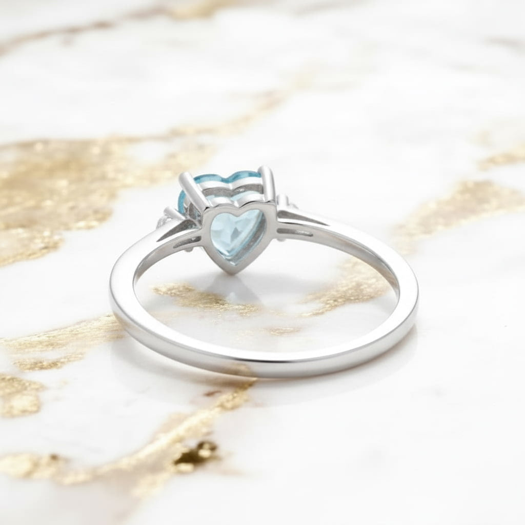 Topas Ring – Herz in strahlendem Blau CrystalScents