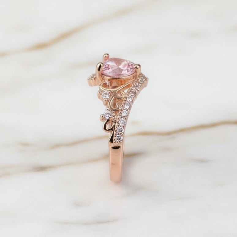 Ring Diadem – Rosafarbenes Funkeln für charmante Eleganz CrystalScents