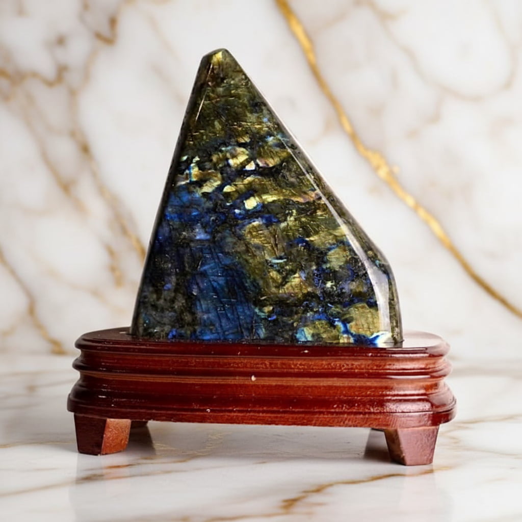 Labradorit Freiform auf Podest – Wohnakzent JETZT sichern CrystalScents