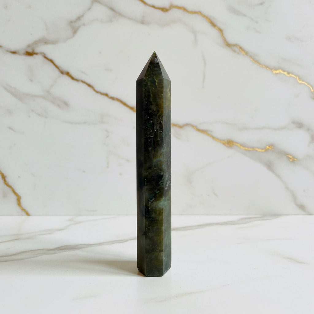 Labradorit Obelisk – Licht & Leidenschaft