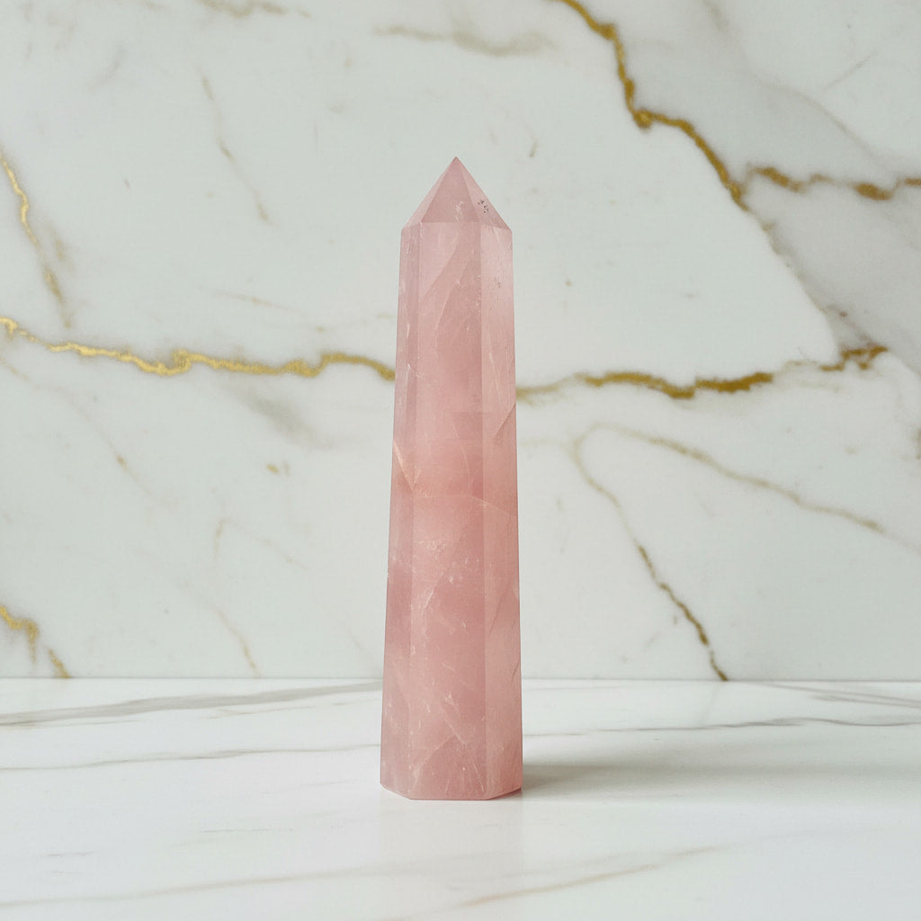 Rosenquarz Obelisk – Harmonie JETZT entdecken CrystalScents
