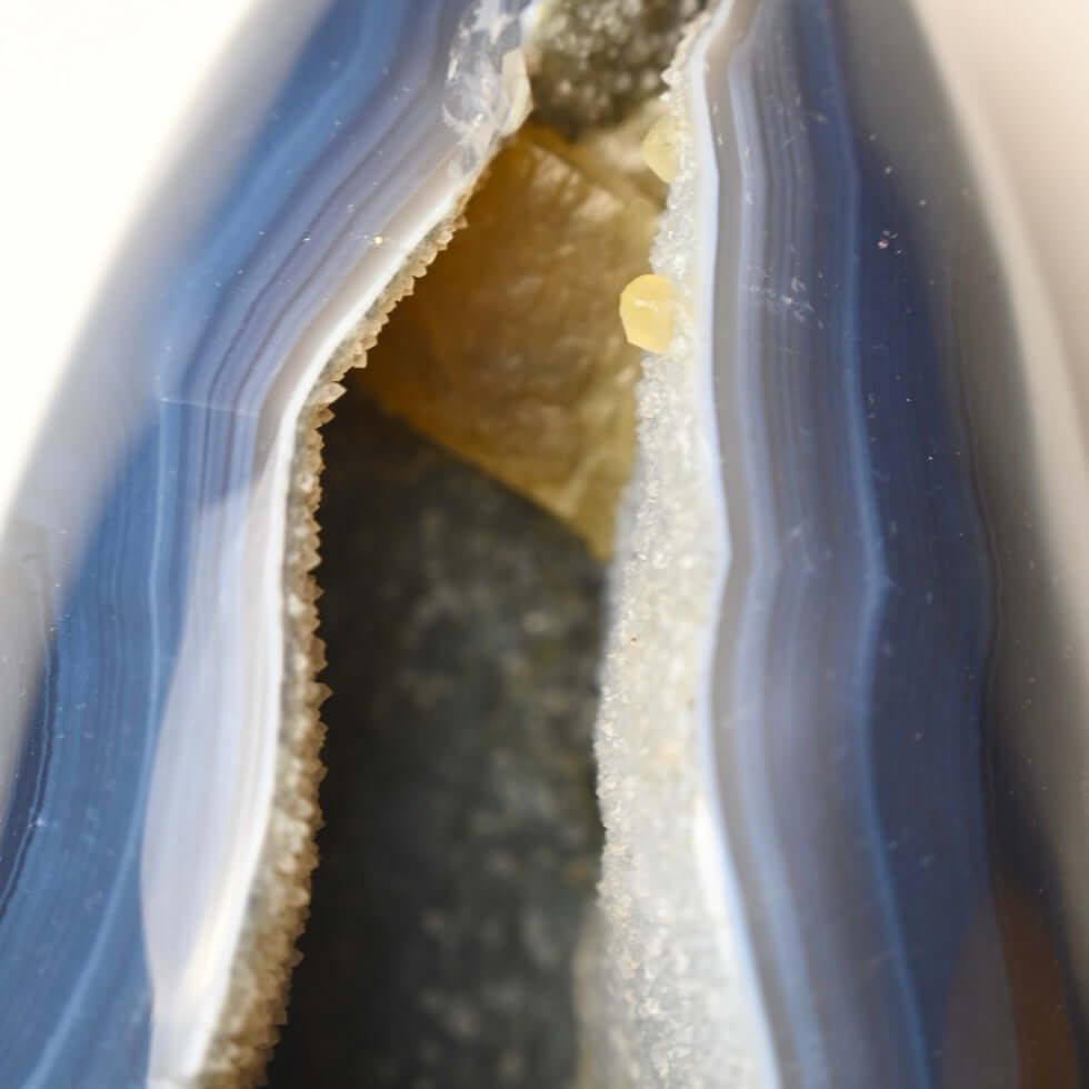 1 Gestreiftes Achat Ei mit glitzernder Druse