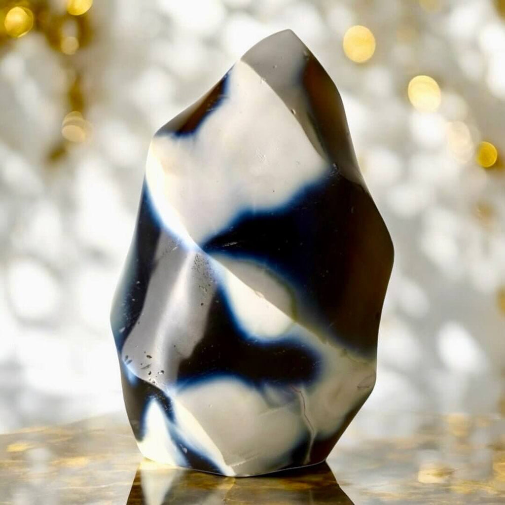 Orca-Achat Flamme – Ausdrucksstarkes Edelsteinobjekt in Schwarz-Weiß