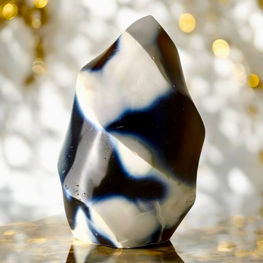 Orca-Achat Flamme – Ausdrucksstarkes Edelsteinobjekt in Schwarz-Weiß