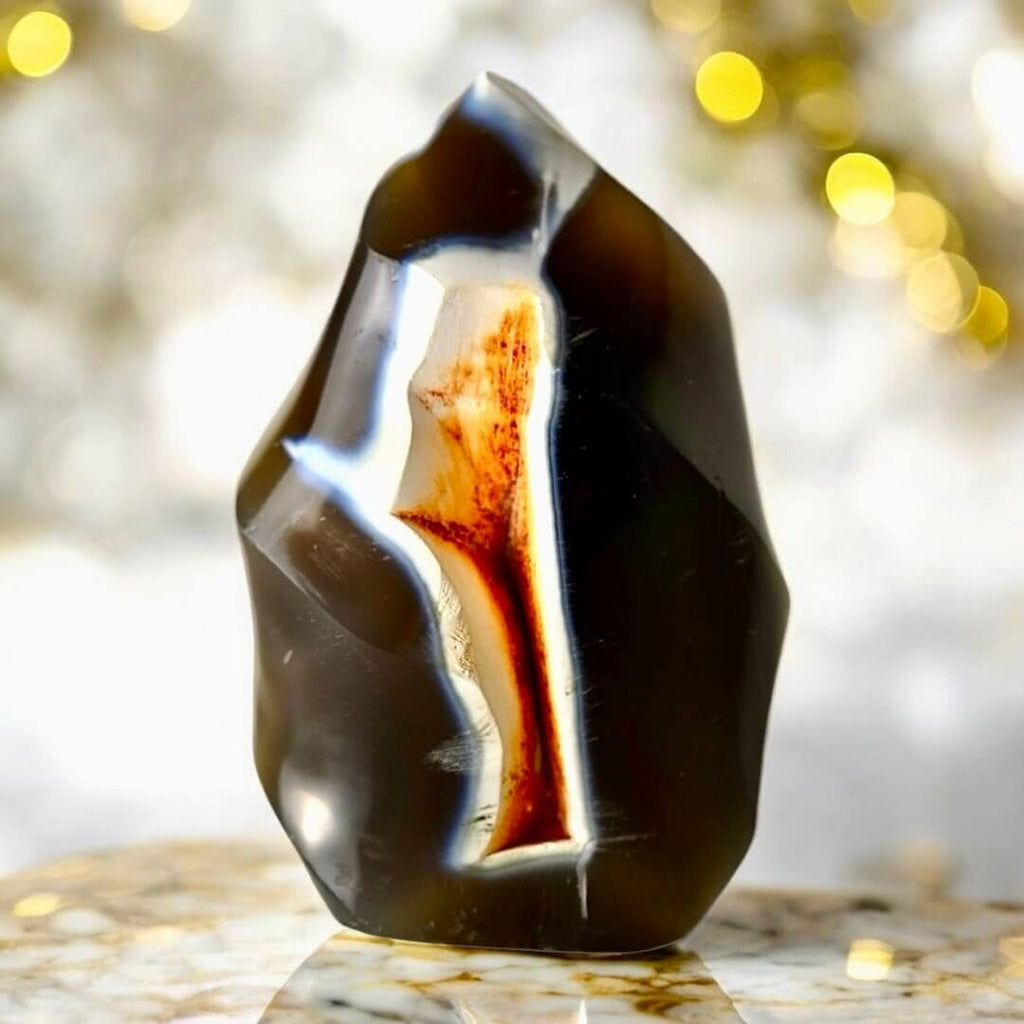 Orca-Achat Flamme – Ausdrucksstarkes Edelsteinobjekt in Schwarz-Weiß