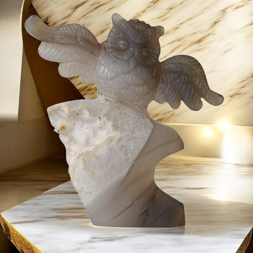 Achat-Eule in Grau – Glitzernde Kristallfigur als dekoratives Schmuckstück