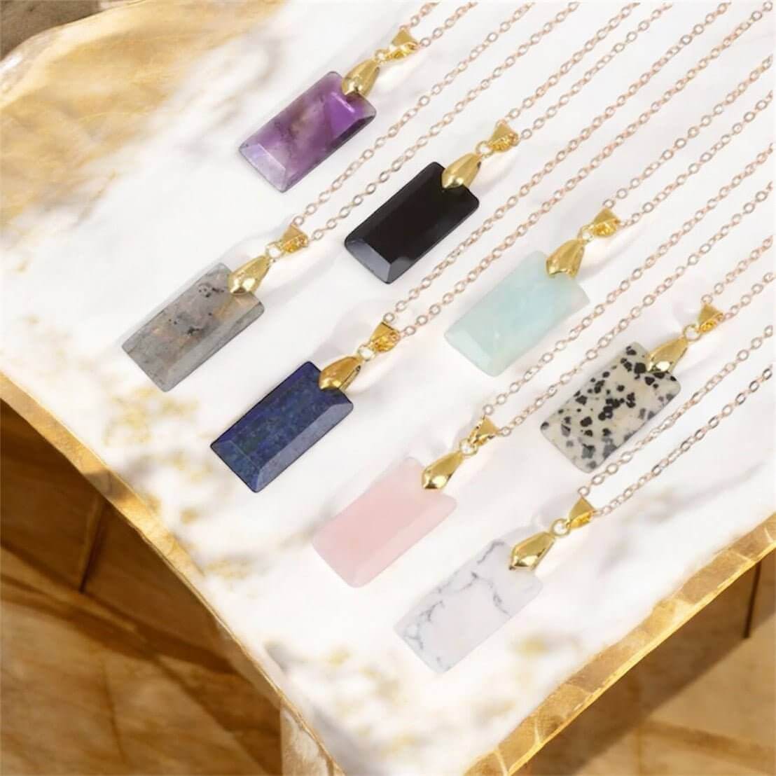 Goldene Halskette mit geschliffenem schwarzen Achat-Anhänger – Stilvolles Schmuckstück für Eleganz und Harmonie