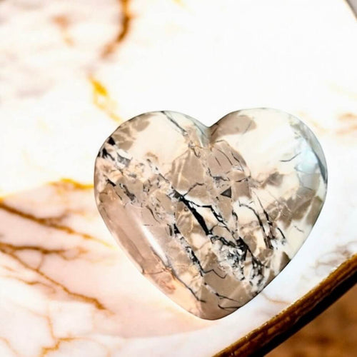 Fluoreszierendes Achat Herz – Zarter Talisman voller Leuchtkraft