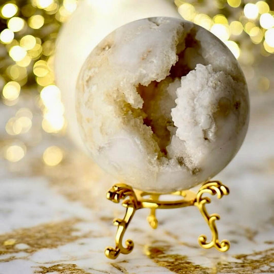 Funkelnde Achat-Kugel mit Druzy-Kristalle