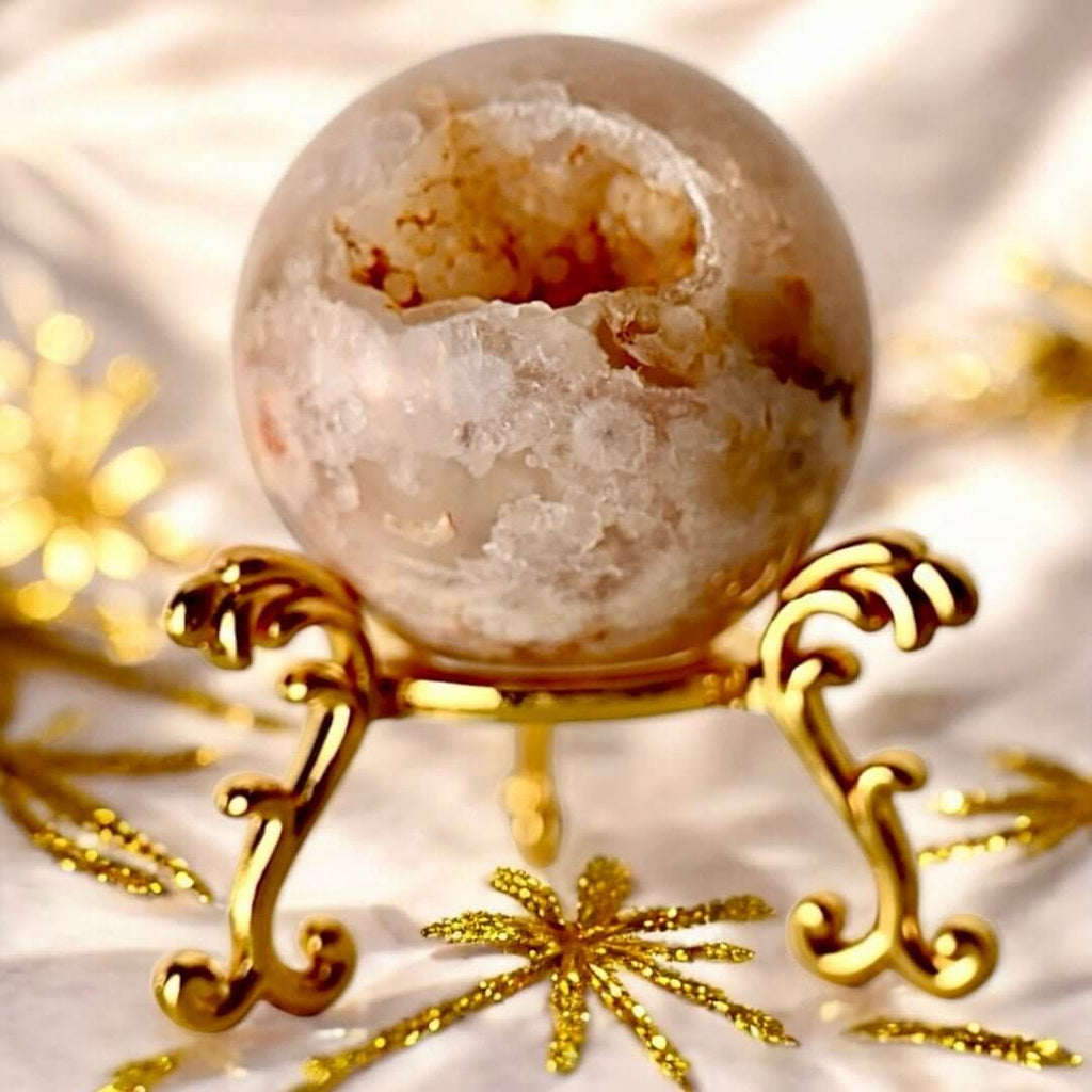 Kirschblüten-Achat Kugel mit Druse – Zartes Lieblingsstück für Harmonie und Ausgleich