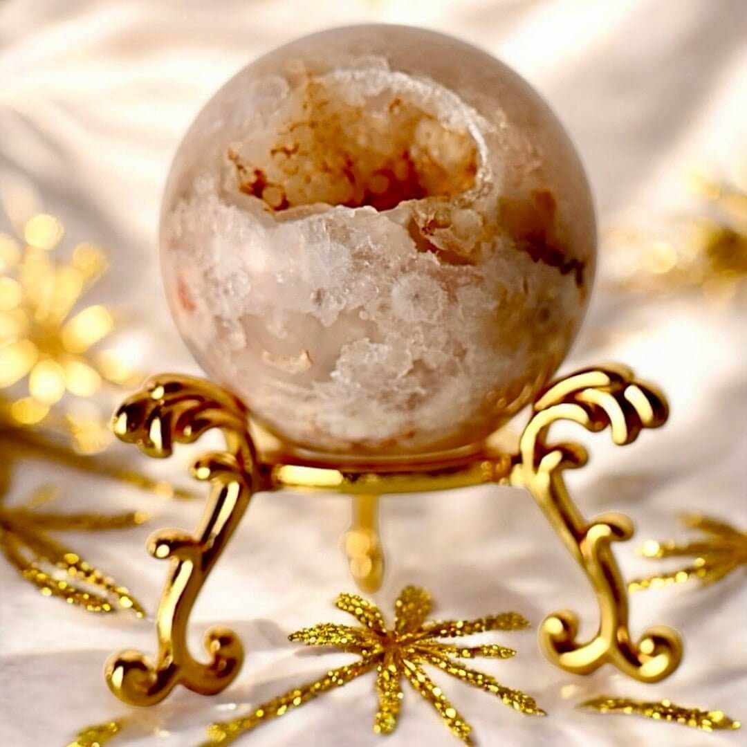 Kirschblüten-Achat Kugel mit Druse – Zartes Lieblingsstück für Harmonie und Ausgleich