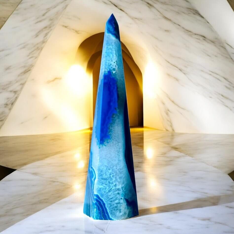 Blauer Achat Obelisk – Intensivblauer Edelstein als eleganter Begleiter für Meditation und Raumenergie