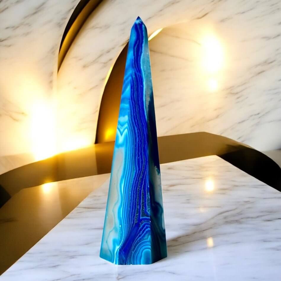 Blauer Achat Obelisk – Intensivblauer Edelstein als eleganter Begleiter für Meditation und Raumenergie