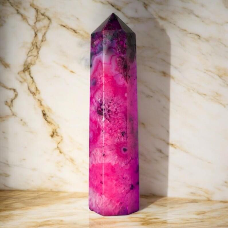 Pinker Achat Obelisk – Auffälliges Edelsteinobjekt voller Farbe und Lebendigkeit