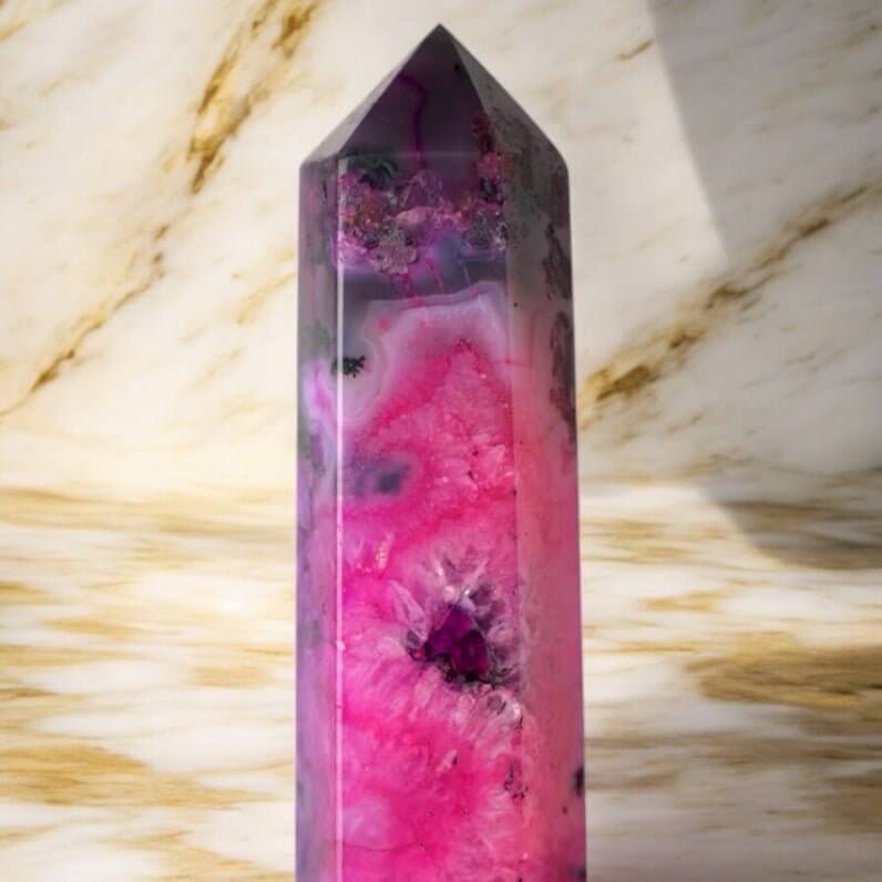 Pinker Achat Obelisk – Auffälliges Edelsteinobjekt voller Farbe und Lebendigkeit