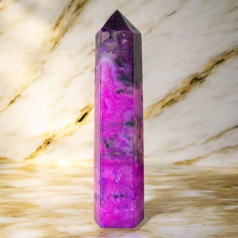 Pinker Achat Obelisk – Auffälliges Edelsteinobjekt voller Farbe und Lebendigkeit