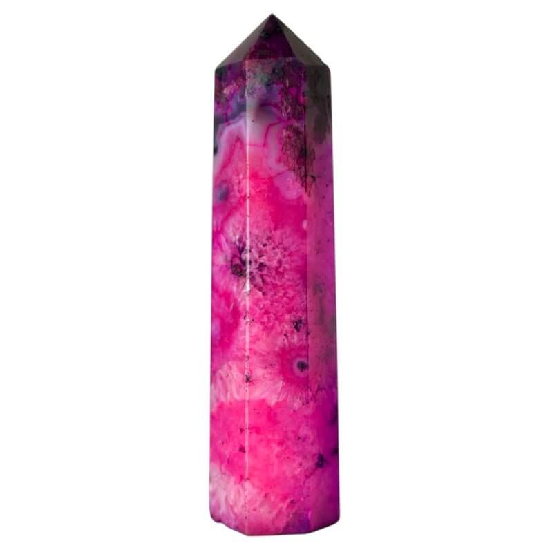 Pinker Achat Obelisk – Auffälliges Edelsteinobjekt voller Farbe und Lebendigkeit