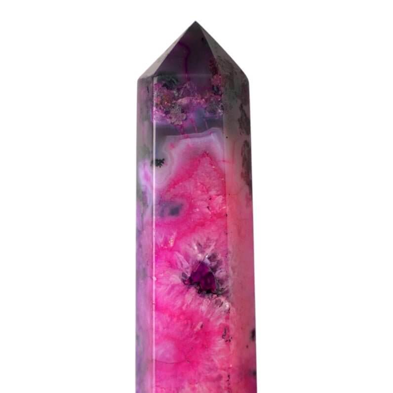 Pinker Achat Obelisk – Auffälliges Edelsteinobjekt voller Farbe und Lebendigkeit