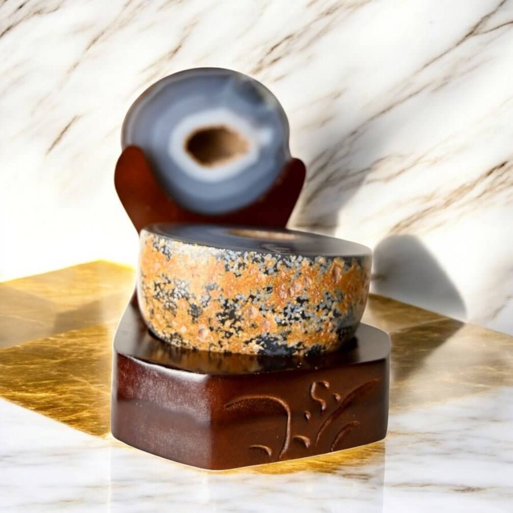 Achat Truhe auf dekorativem Podest