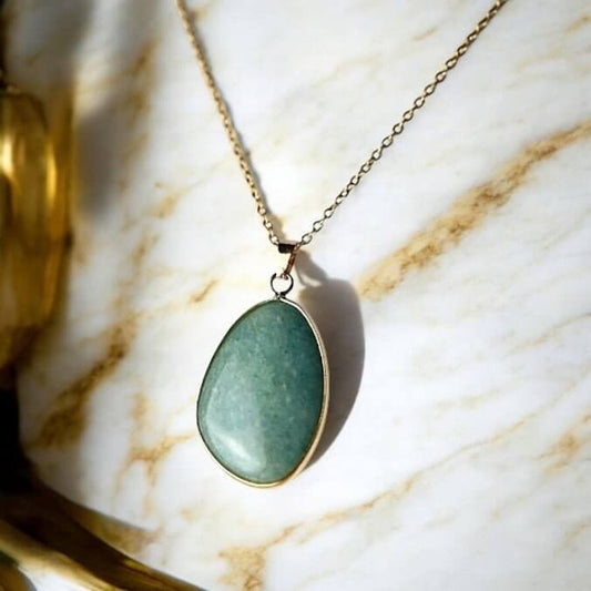 Goldene Kette mit Amazonit-Anhänger