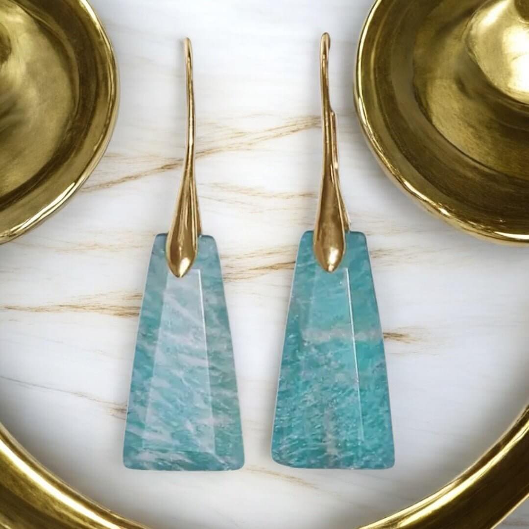 Amazonit Ohrringe in Gold – Ausdrucksstarke Kristallschmuckstücke für kühle Farbakzente