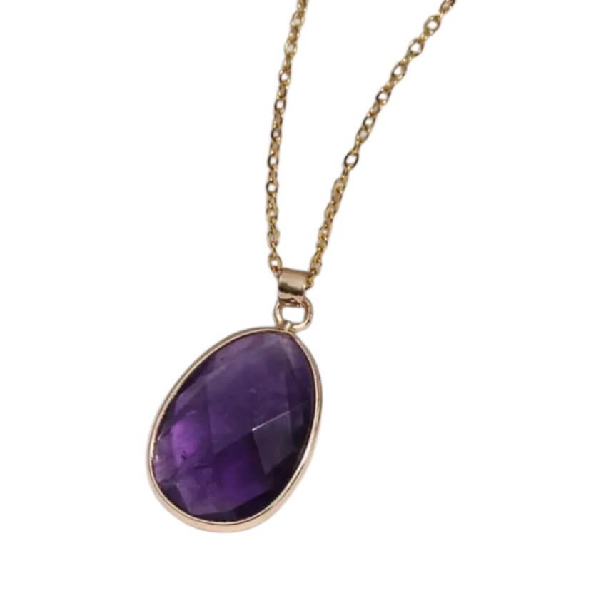 Facettierter Amethyst-Anhänger an Goldkette – Ausdrucksstarkes Edelstein-Accessoire für Harmonie