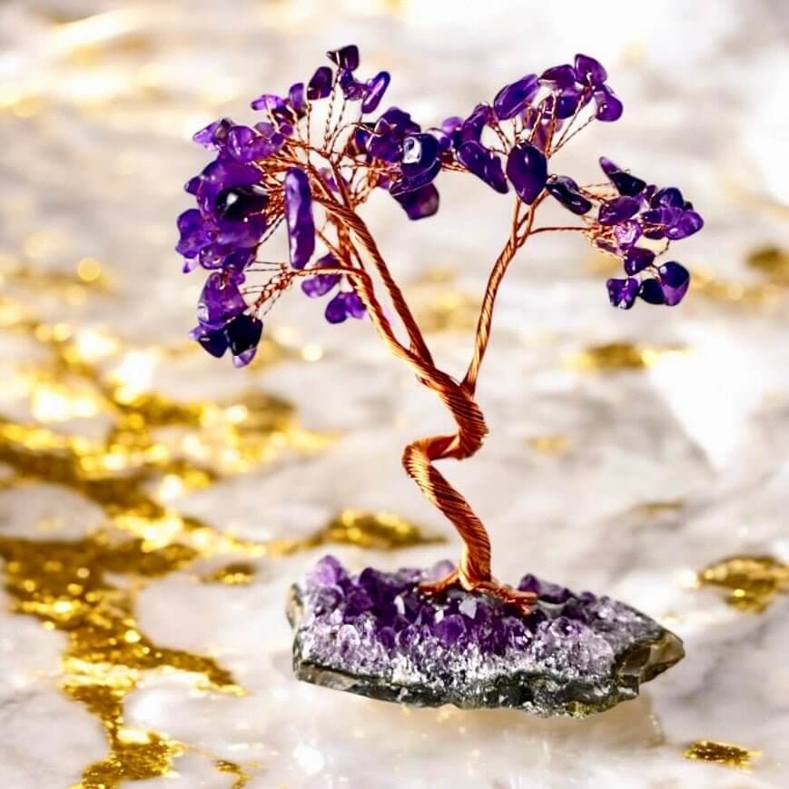 Amethyst Baum auf Amethystdruse – Glitzernde Kristalle in leuchtendem Violett