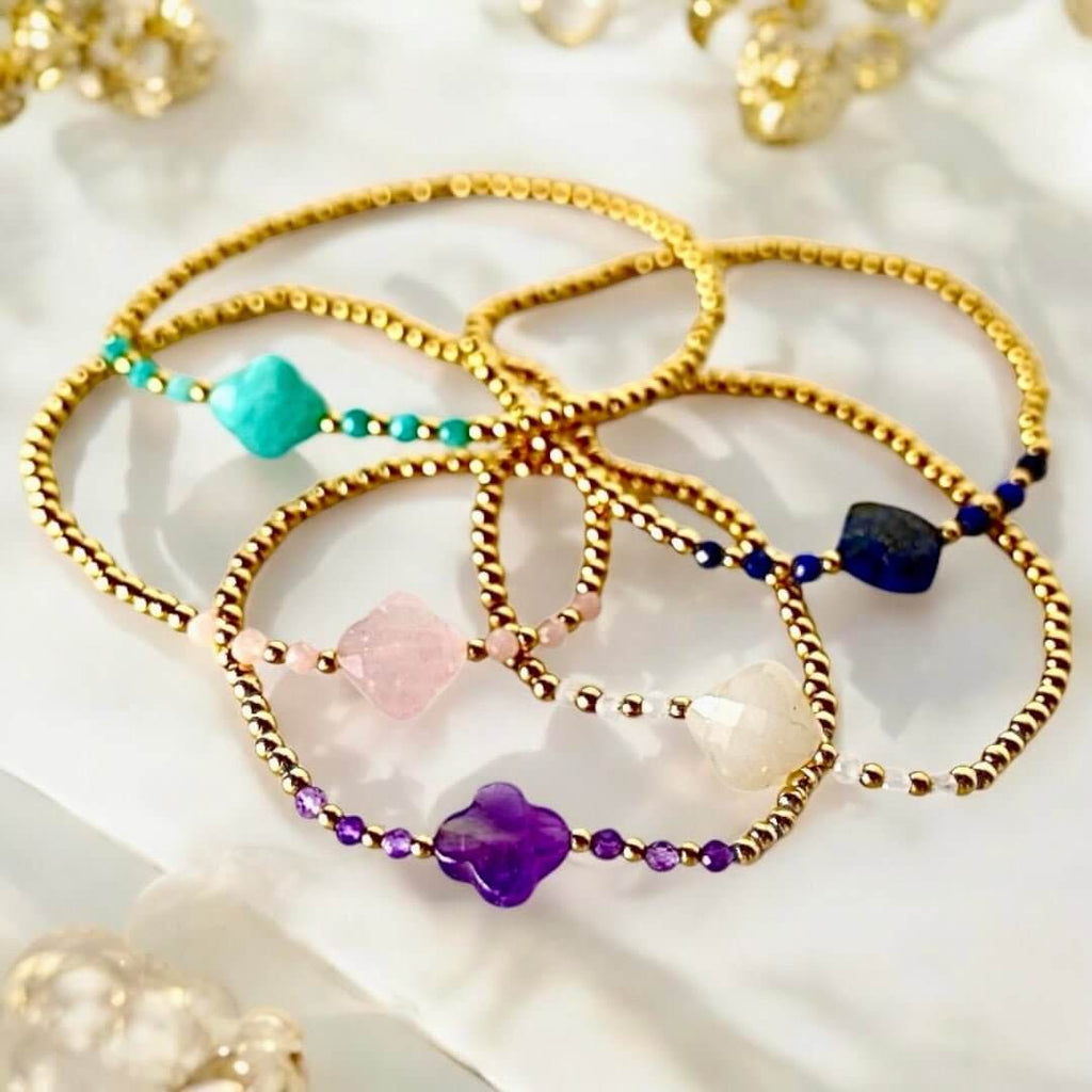 Goldenes Armband mit Amethyst-Blüte – Zartes Schmuckstück für Harmonie & Ausstrahlung