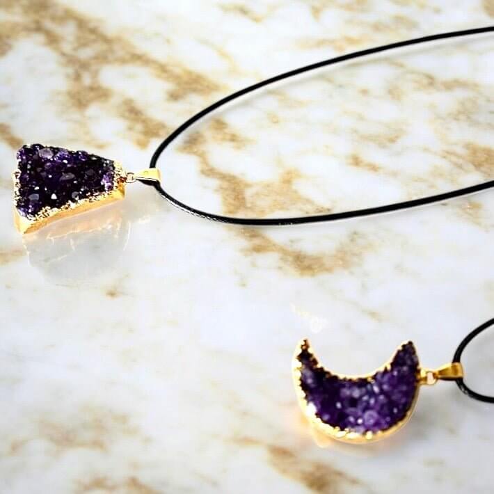 Amethyst-Cluster Halskette mit Mond – Stilvolles Edelstein-Accessoire für Ausstrahlung und innere Ruhe