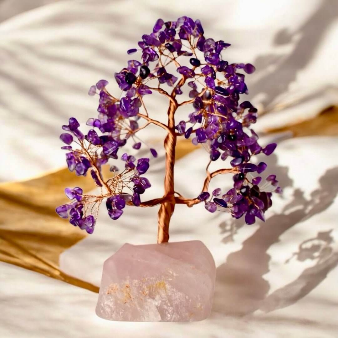Amethyst Edelstein-Baum auf Rosenquarzrohstein
