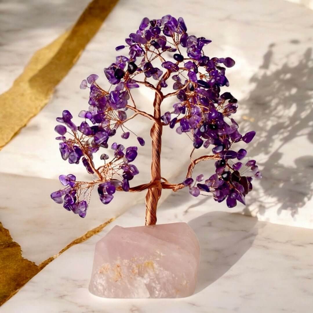 Amethyst Edelstein-Baum auf Rosenquarzrohstein
