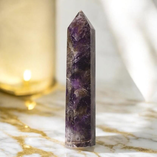Amethyst Obelisk – Elegantes Edelsteinobjekt für Meditation und Raumwirkung