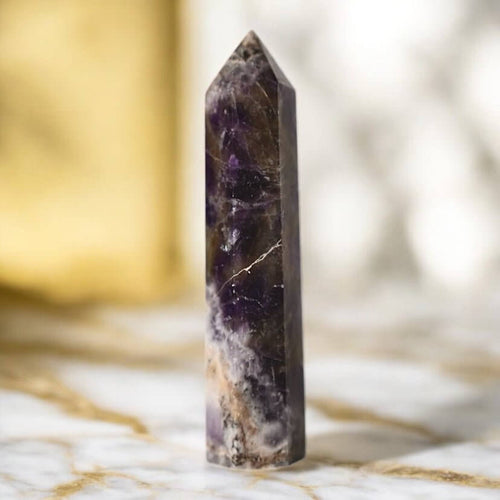 Amethyst Obelisk – Elegantes Edelsteinobjekt für Meditation und Raumwirkung