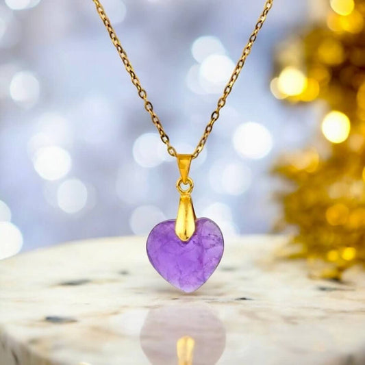 Goldene Halskette mit Edelsteinherz-Anhänger; Amethyst