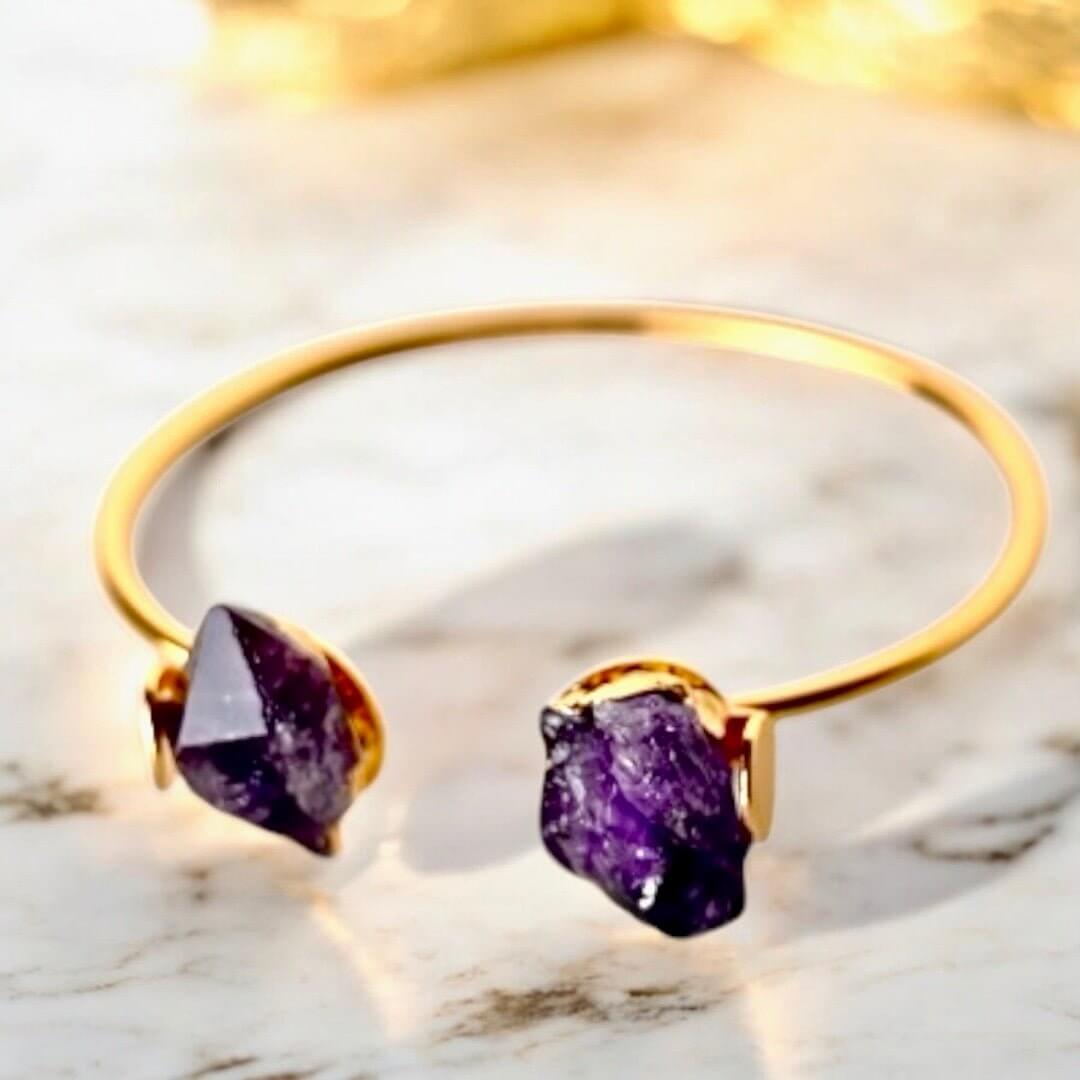 Offener Armreif Amethyst – Kraftvolles Naturjuwel für besondere Ausstrahlung