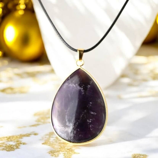 Schwarze Kette mit großem tropfenförmigen Amethyst-Anhänger