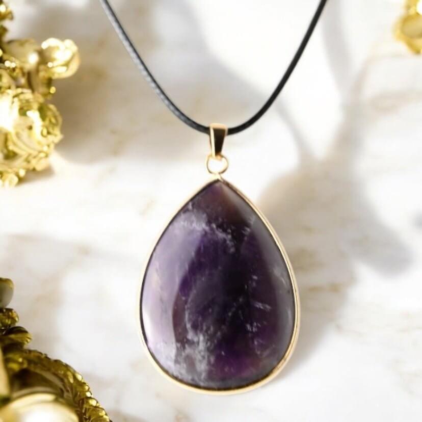 Schwarze Kette mit großem tropfenförmigen Amethyst-Anhänger