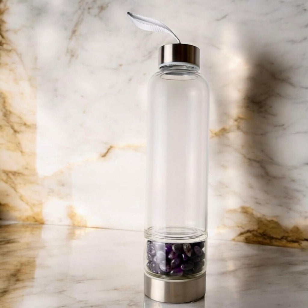Silberne Trinkflasche mit Amethyst-Trommelsteinen - deine Natur immer dabei