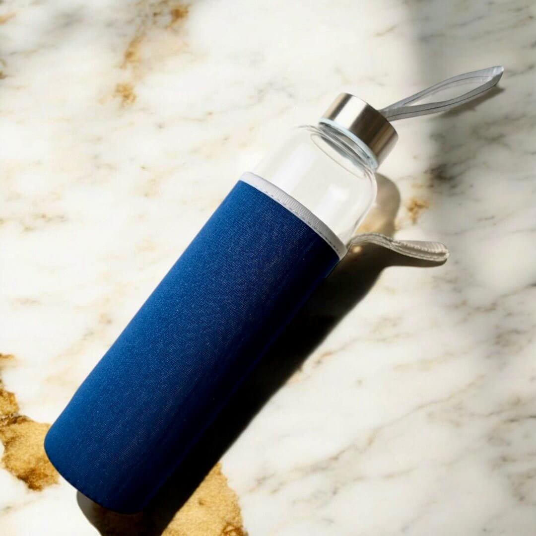 Silberne Trinkflasche mit Amethyst-Trommelsteinen - deine Natur immer dabei