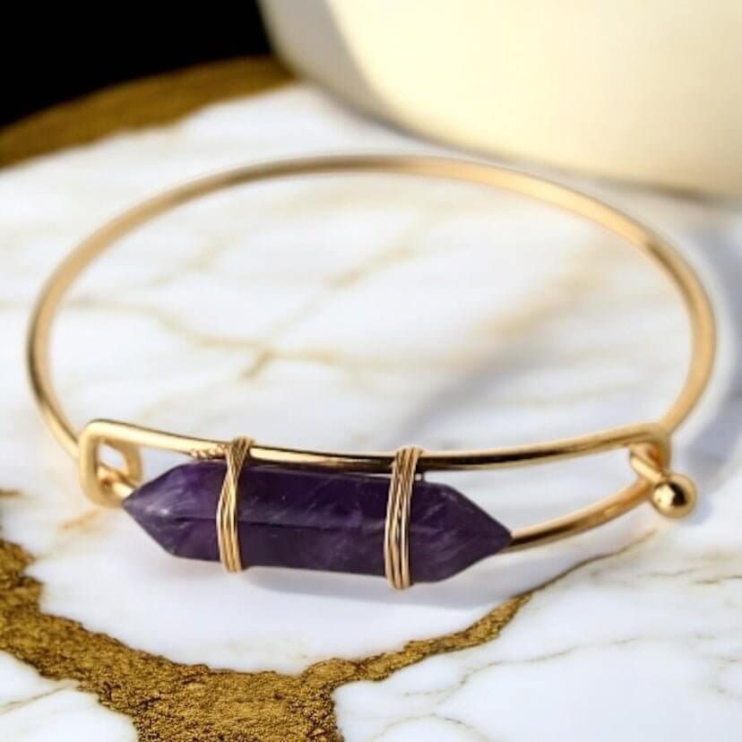 Verschließbarer goldener Armreif mit Amethyst-Doppelender - stilvolles Kristallarmband