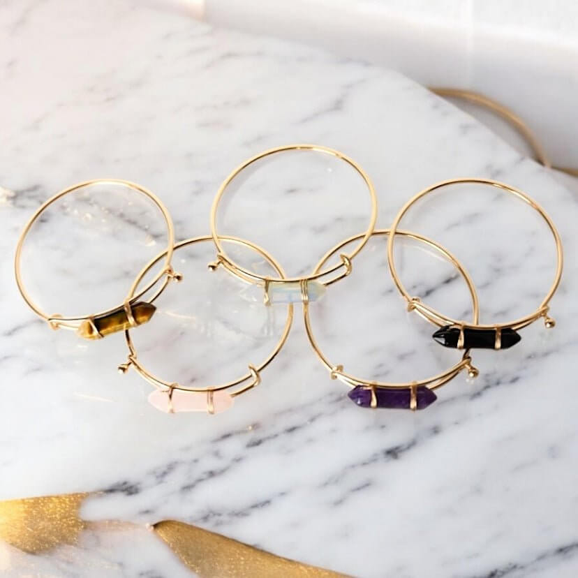 Verschließbarer goldener Armreif mit Amethyst-Doppelender - stilvolles Kristallarmband