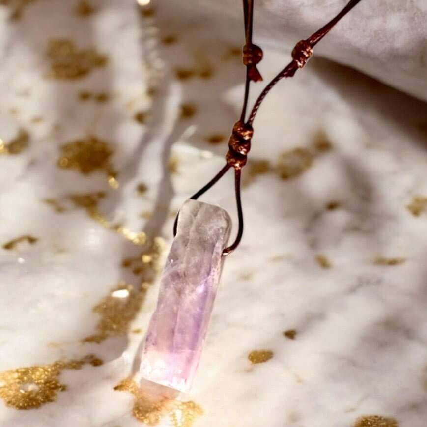 Verstellbare Halskette mit länglichem Amethyst – Magisches Schmuckstück für positive Energie