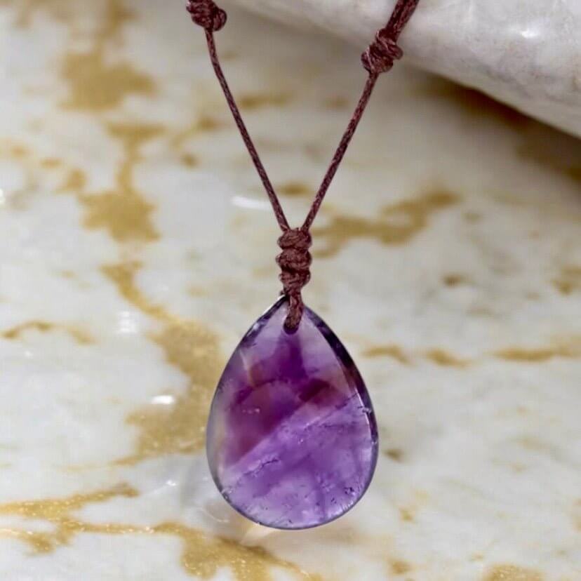 Verstellbare Halskette mit tropfenförmigem Amethyst - Jedem Tag mit Ruhe begegnen