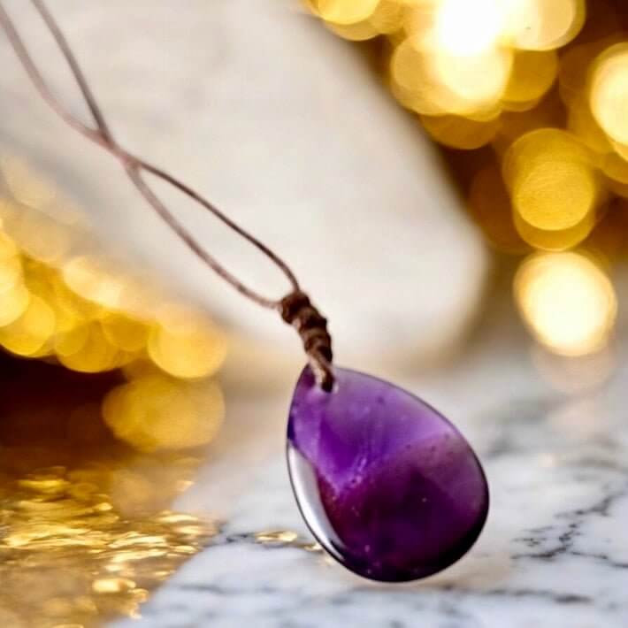 Verstellbare Halskette mit tropfenförmigem Amethyst - Jedem Tag mit Ruhe begegnen
