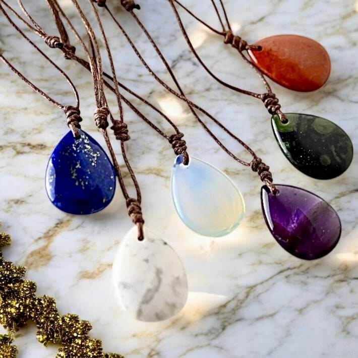 Verstellbare Halskette mit tropfenförmigem Amethyst - Jedem Tag mit Ruhe begegnen